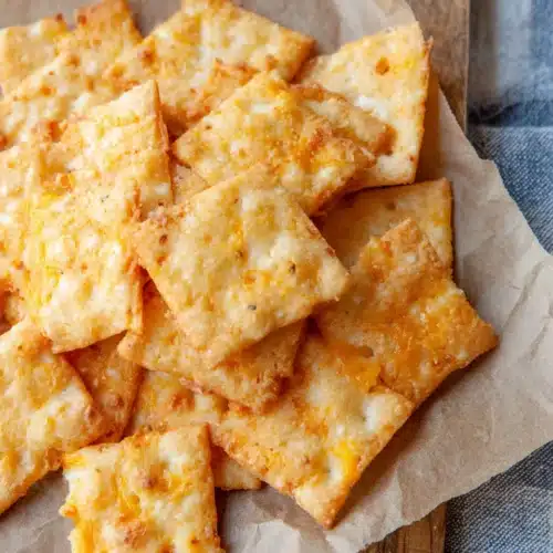 Sourdough Cheese Its: Irresistibly Crunchy Snacks 1 Delicious sourdough cheese its for a tasty snack.