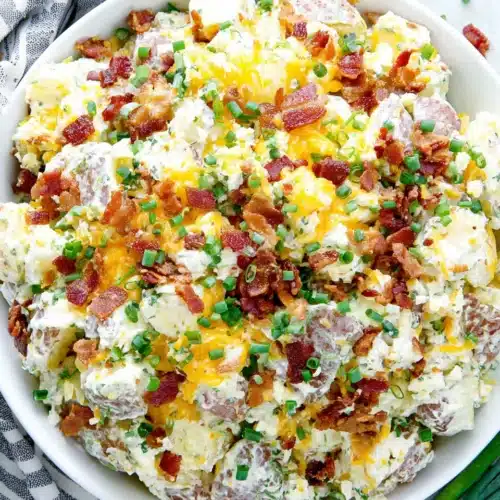Baked Potato Salad: A Creamy, Savory Delight 1 Delicious baked potato salad with creamy dressing and bacon.