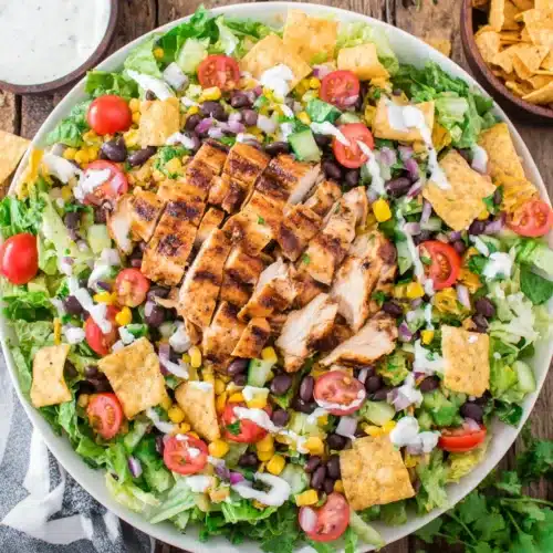 BBQ Chicken Salad: A Deliciously Easy Meal 1 Colorful BBQ chicken salad with fresh veggies and tortilla chips.
