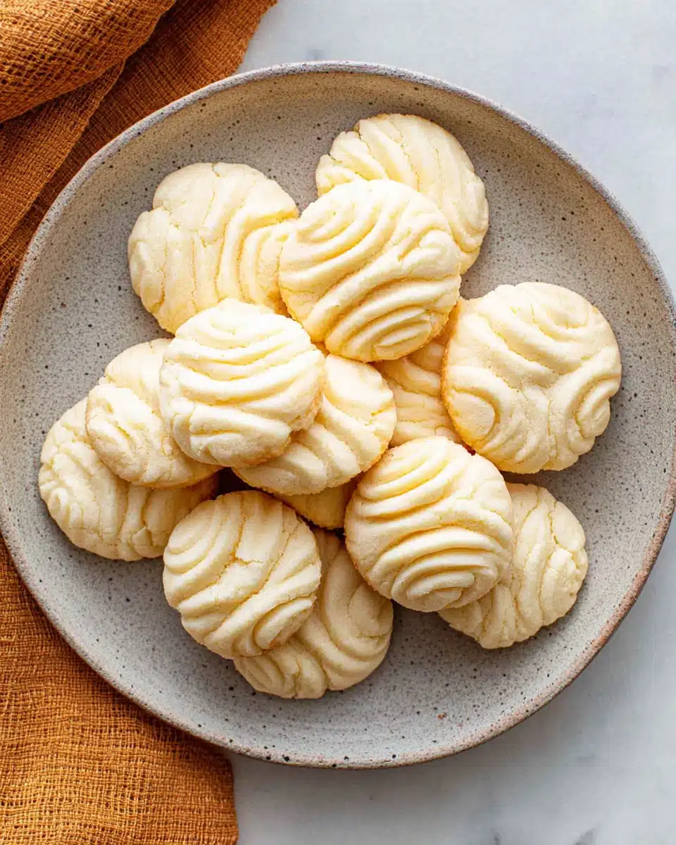 Delicious cornstarch cookies that melt in your mouth.