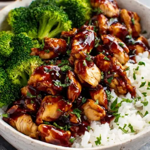 Delicious sticky chicken rice bowls with broccoli and sauce