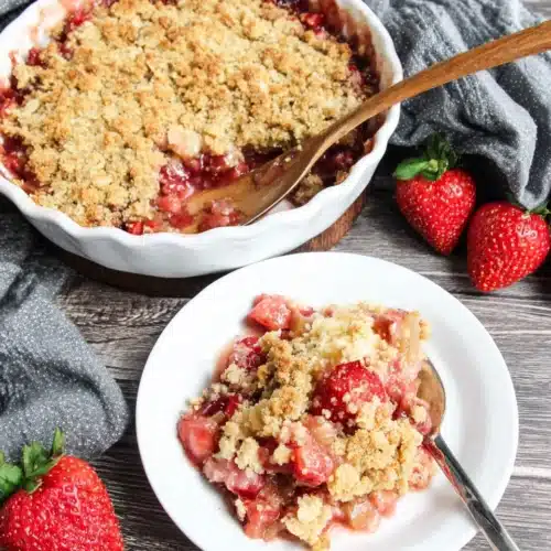 Delicious Strawberry Rhubarb Crisp: A Family Favorite 1 Delicious strawberry rhubarb crisp dessert topped with crunchy topping.