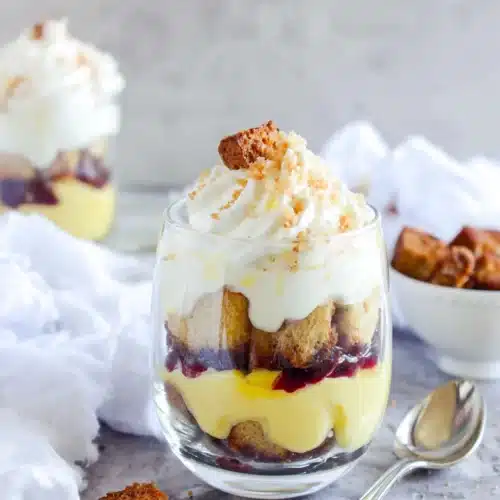 Honey Vanilla Banana Bread Parfait: A Heavenly Delight 1 Delicious honey vanilla banana bread parfait dessert.